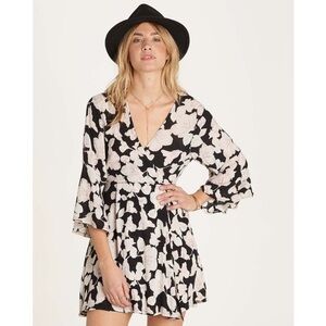 Billabong Divine mini faux wrap dress. XSmall. V-neck, tie and keyhole in back.